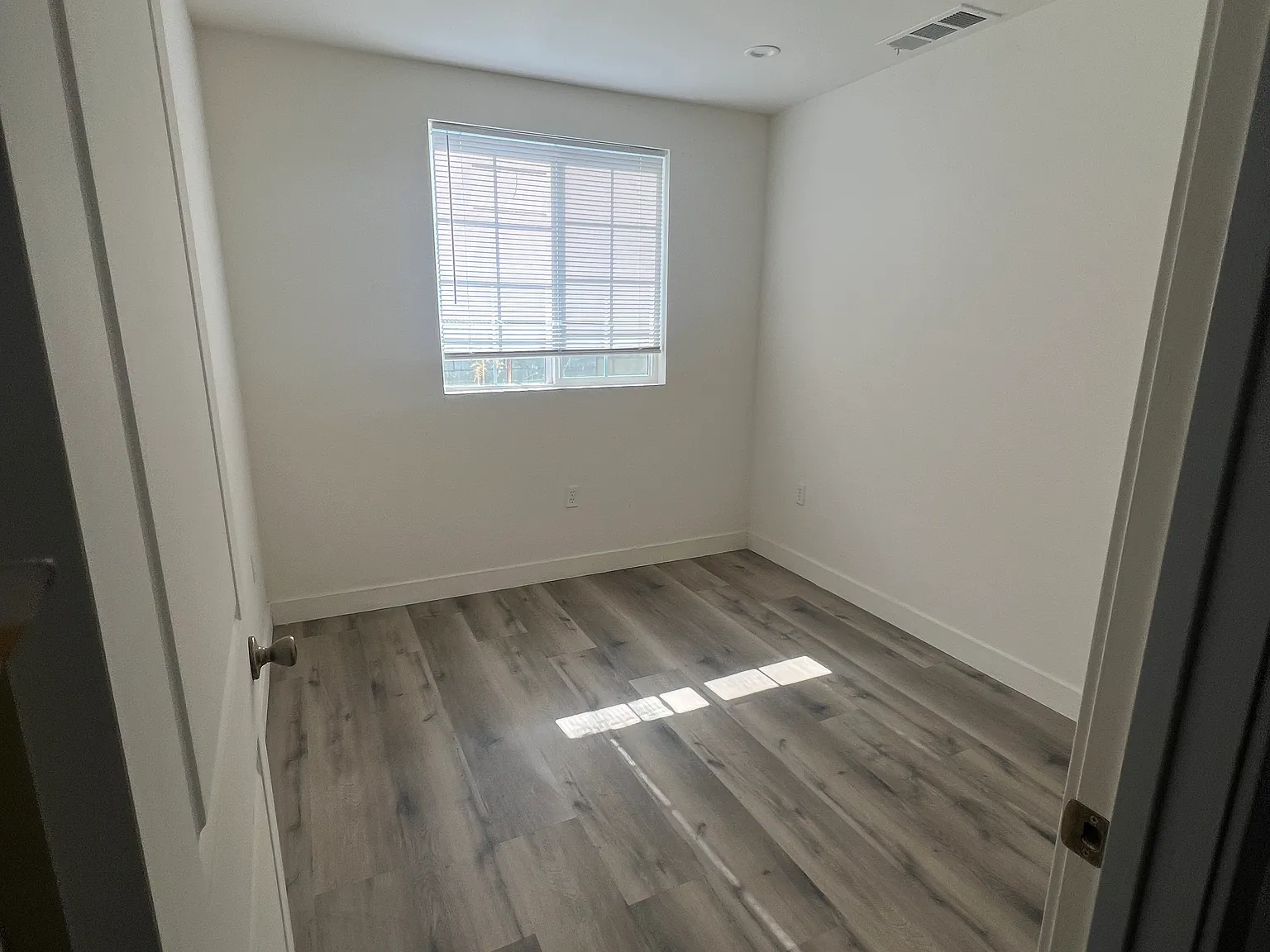 2 bed, 900 sqft, $900 — Photo 2