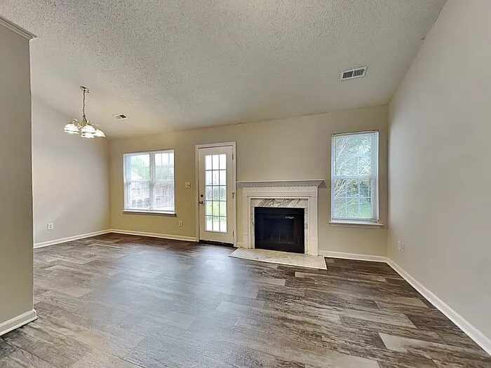 3 bed, 2.0 bath, 1052 sqft, $1,645 — Photo 3