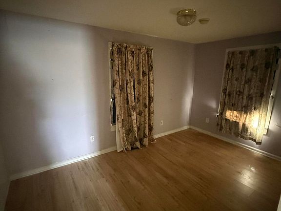 5th image of 2113 Eastview Ave