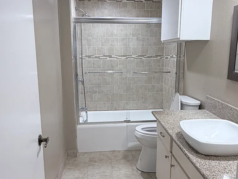 615 E Broadway — Photo 9