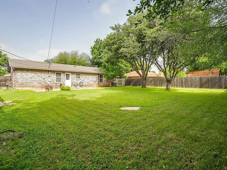 517 Post Oak Ln — Photo 12