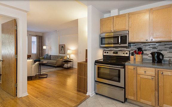 5th image of 1041 W Susan Collins Ln #101
