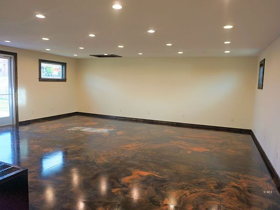 4th image of 615 Silver Cir
