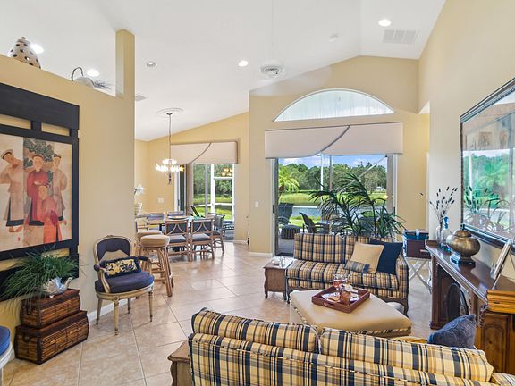3rd image of 307 NW Seacrest Court