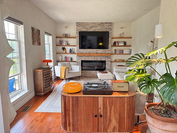 3rd image of 35 Lois Ln