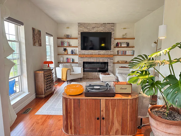 35 Lois Ln — Photo 2