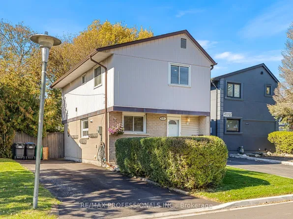 11 Grand Rapids Sq, Brampton, ON L6S 2H9