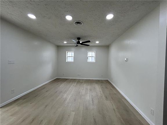 5th image of 863 Highland St