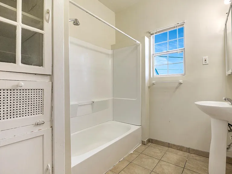 306 Homedale St #UPPER — Photo 9