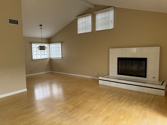 3rd image of 535 1/2 Westminster Ave