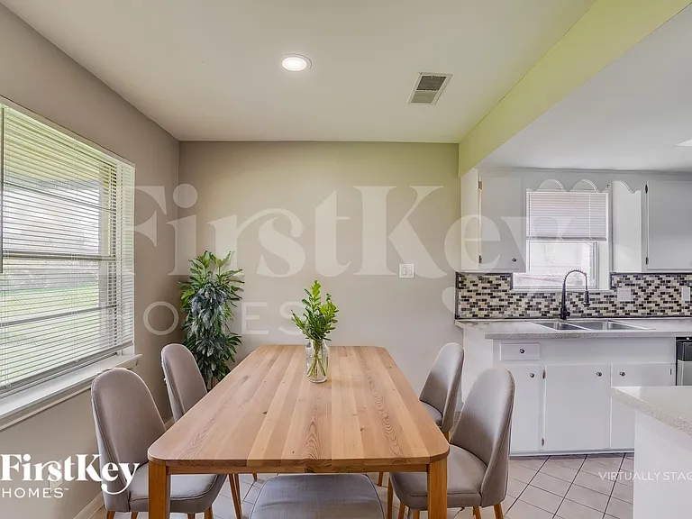 13914 Duncannon Dr — Photo 7