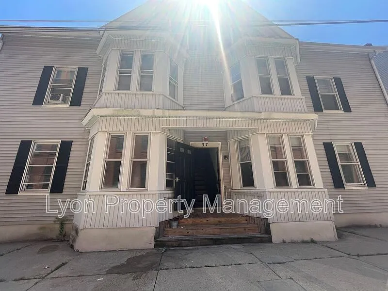 2 bed, 1.0 bath, $1,495 — Photo 1