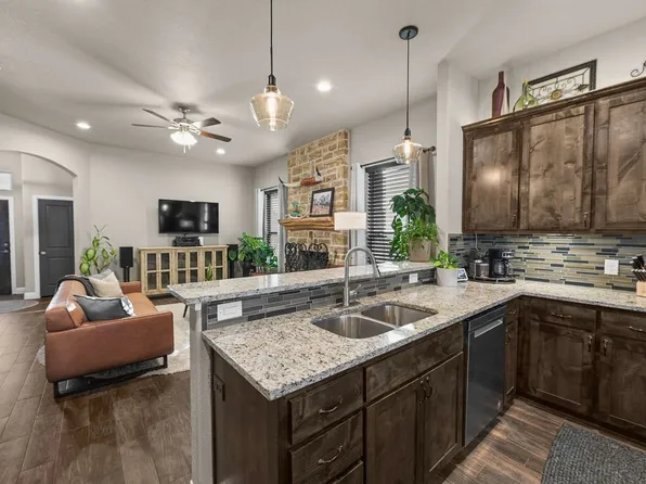 212 McKittrick Ln, Godley, TX 76044