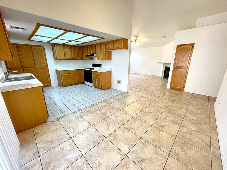 2021 Chambers Ave — Photo 8