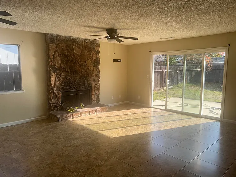538 E Grove Ave — Photo 2
