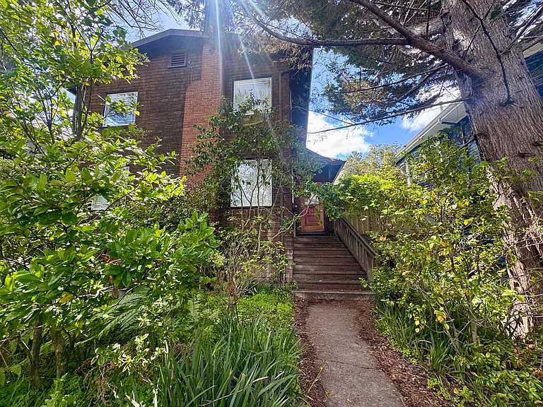 2836 Derby St — Photo 50