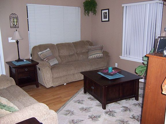 Living Room has crown molding, recessed lighting, 