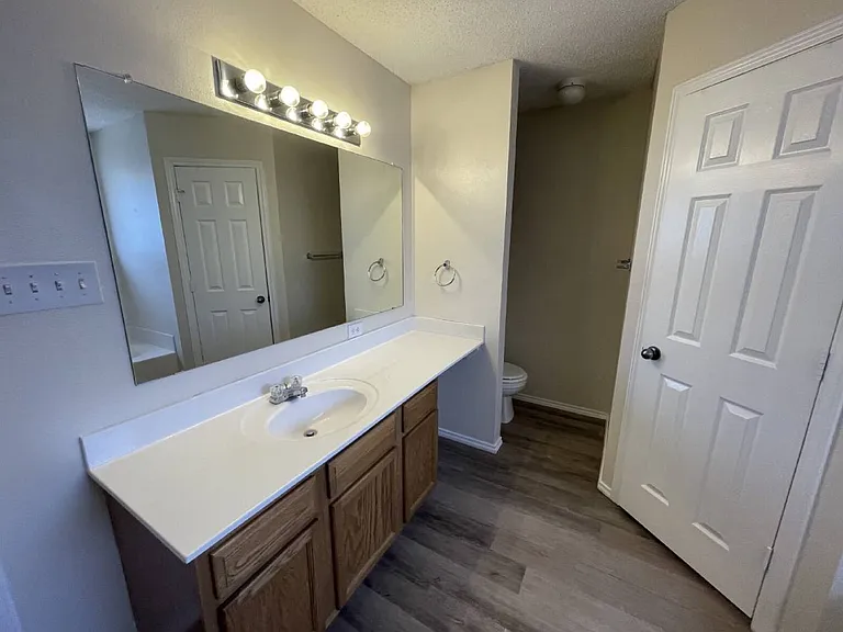 1605 Kirby Ave — Photo 7