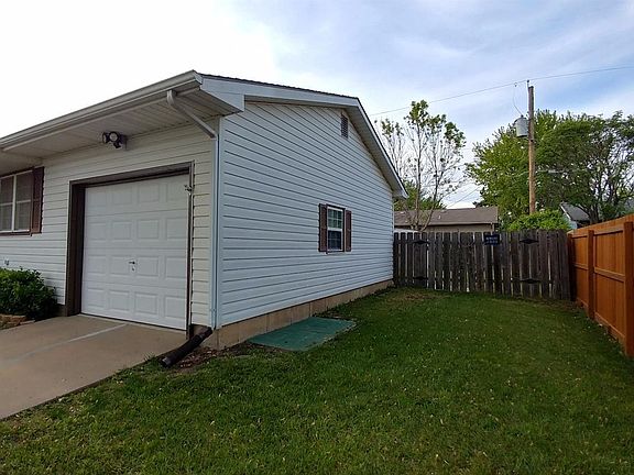 4th image of 1423 E Beloit Ave