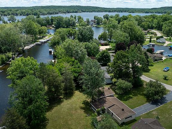2nd image of 1165 Camelot Dr