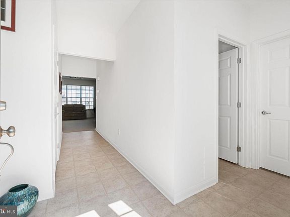 4th image of 125 E Clarendon Dr
