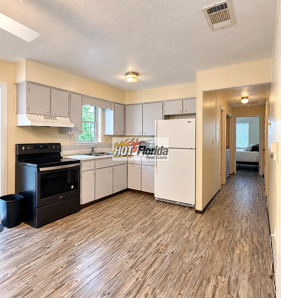 Charming 3-bedroom, 1.5-bathroom residence located in the heart of Avon Park. — Photo 3