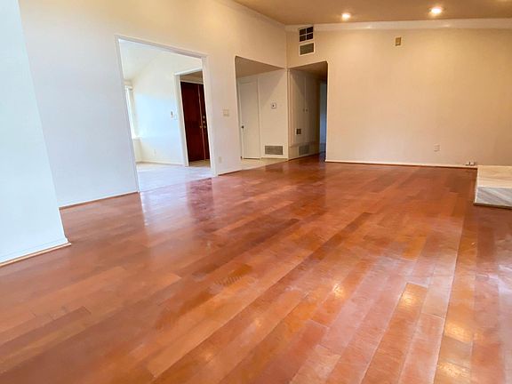 5th image of 20405 Oxnard St