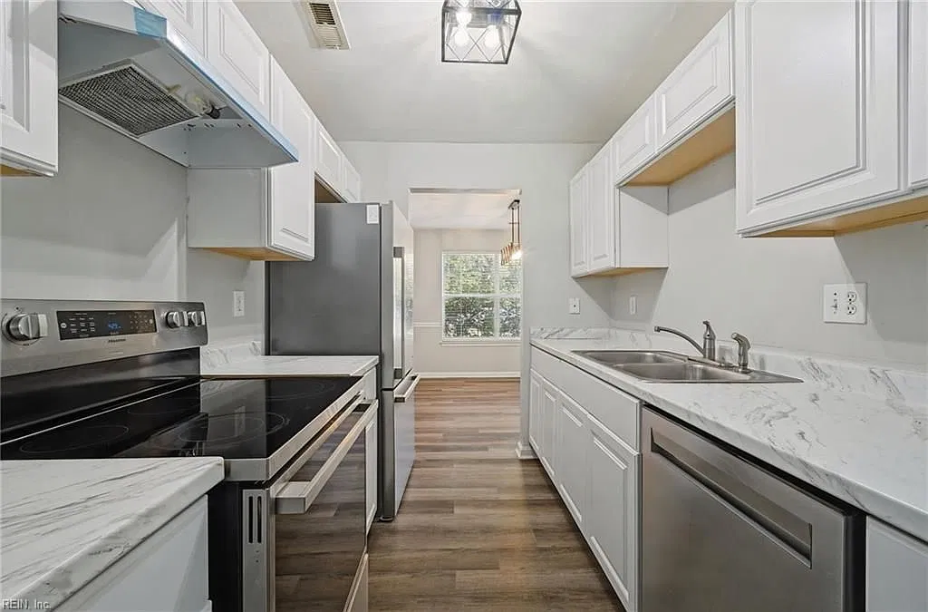 3 bed, 2.5 bath, 1360 sqft, $1,900 — Photo 3