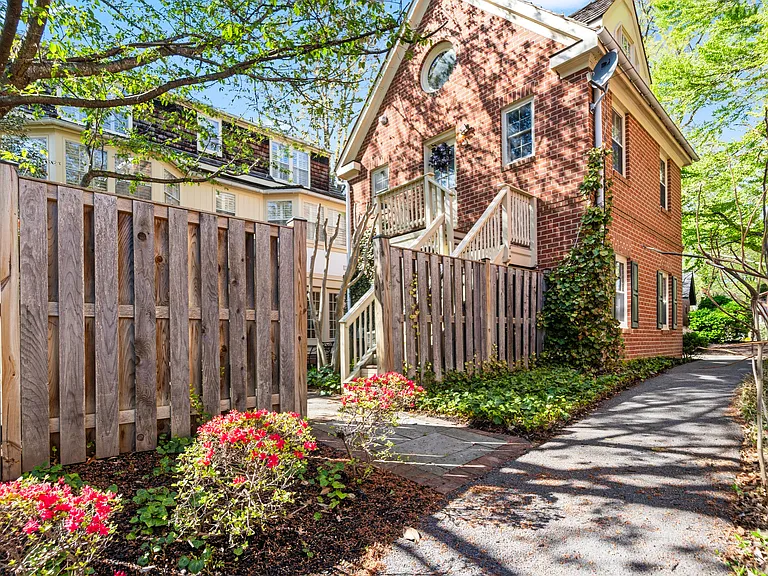 116 Kent Square Rd — Photo 2