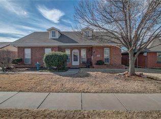 816 NW 19th St, Moore, OK 73160