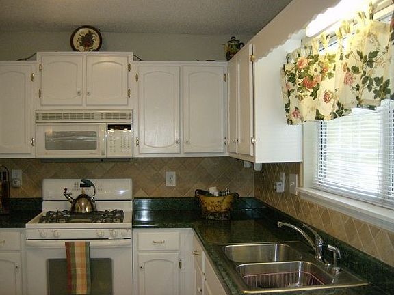 Light & Bright Kitchen w/Hardwoods & Roll Out Shelving