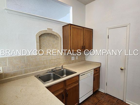 2nd image of 2704 Larkspur Dr