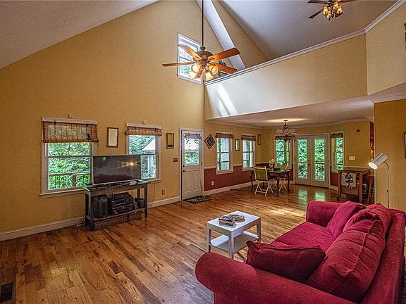 5th image of 34 Beaver Ln