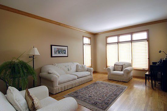 Living Room w/Crown Molding