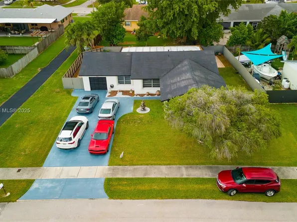 906 Cardinal Pl, Homestead, FL 33035