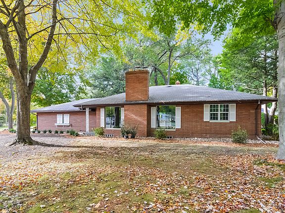 2nd image of 686 Cambridge Dr