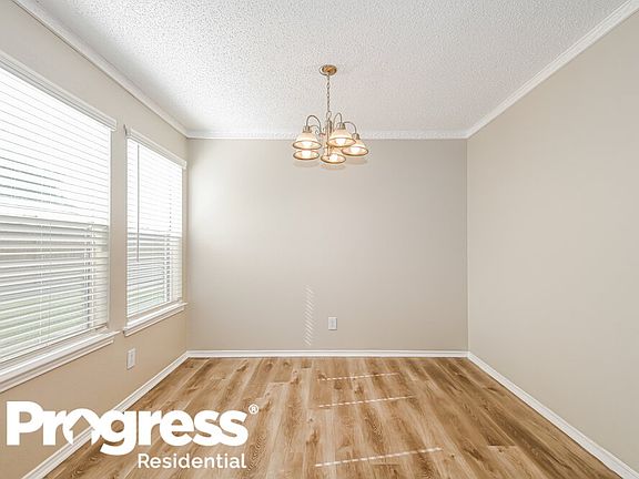 5th image of 2725 Park Valley Dr