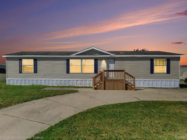 9893 Eastwinds Dr, Fair Haven, MI 48023