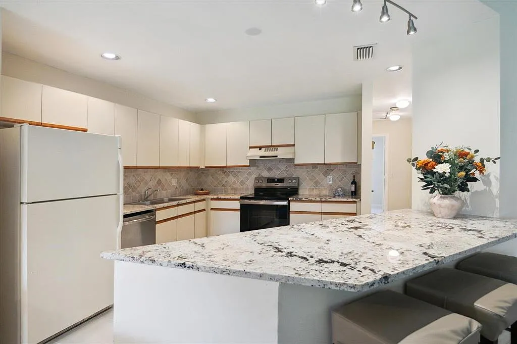 2 bed, 1110 sqft, $3,000 — Photo 4