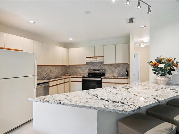 4th image of 5750 Coach House Cir APT G