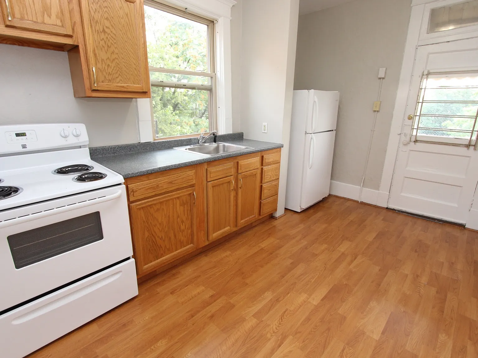 4 bed, 1250 sqft, $2,725 — Photo 3