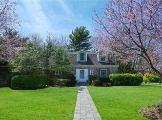 33 Ridge Dr W, Roslyn, NY 11576