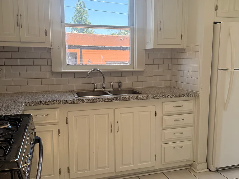 1576 N Poplar Ave — Photo 7