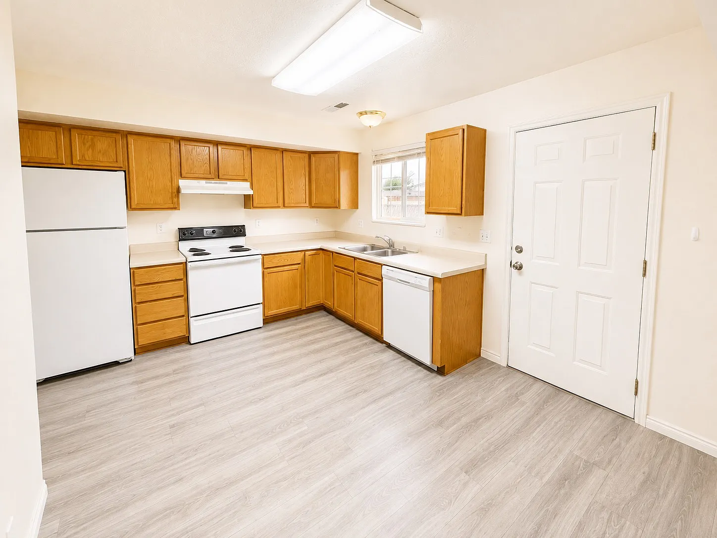 2 bed, 1.5 bath, 1100 sqft, $1,550 — Photo 3
