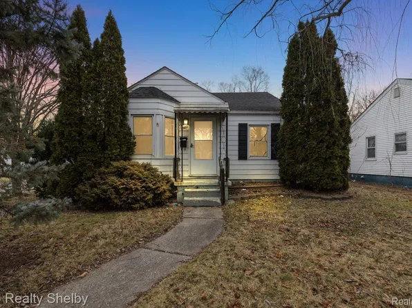18905 Elkhart St, Harper Woods, MI 48225