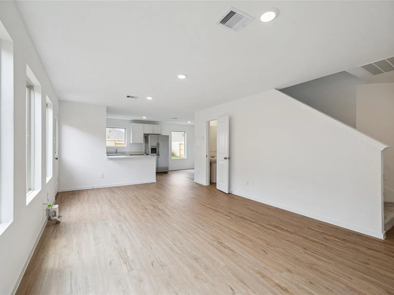 4 bed, 2.5 bath, 1810 sqft, $2,100 — Photo 2
