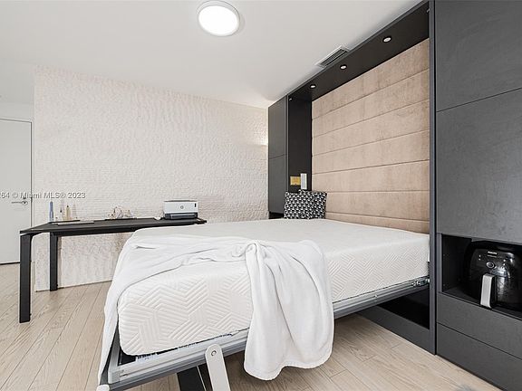 4th image of 2950 NE 188th St APT 139