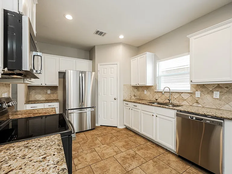 8434 Cedar Mdws — Photo 9