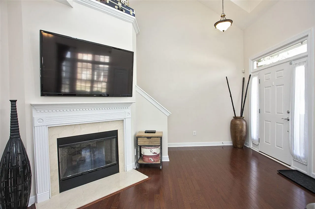 3 bed, 2.5 bath, 2040 sqft, $2,250 — Photo 2