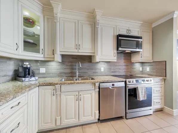 6888 Station Hill Dr #1105, Burnaby, BC V3N 4X5